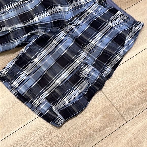 EUC St. John’s Bay Brand Men’s Size 32 Plaid Print Cargo Shorts - Picture 4 of 8